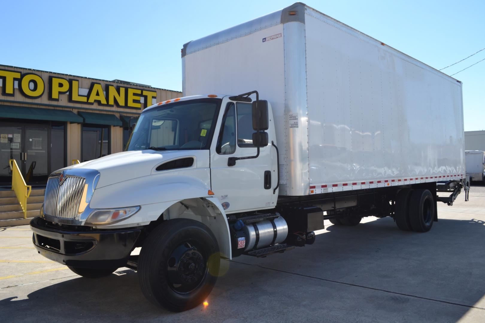 2017 WHITE /GRAY INTERNATIONAL 4300 with an CUMMINS ISB 6.7L 240HP engine, ALLISON 2500RDS AUTOMATIC transmission, located at 9172 North Fwy, Houston, TX, 77037, (713) 910-6868, 29.887470, -95.411903 - 25,999LB GVWR NON CDL, MORGAN 26FT BOX, 13'6FT CLEARANCE, HEIGHT 103" X WIDTH 102", MAXON 3,000LB ALUMINUM LIFT GATE, RAMP, AIR RIDE, 90 GALLON FUEL TANKS, POWER WINDOWS & LOCKS , E-TRACKS - Photo#0